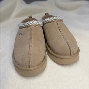 UGG Women’s Tasman II Beige Suede Slippers Size 6